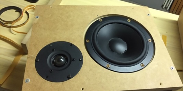 Conjunto de altavoces hechos a mano por un cliente